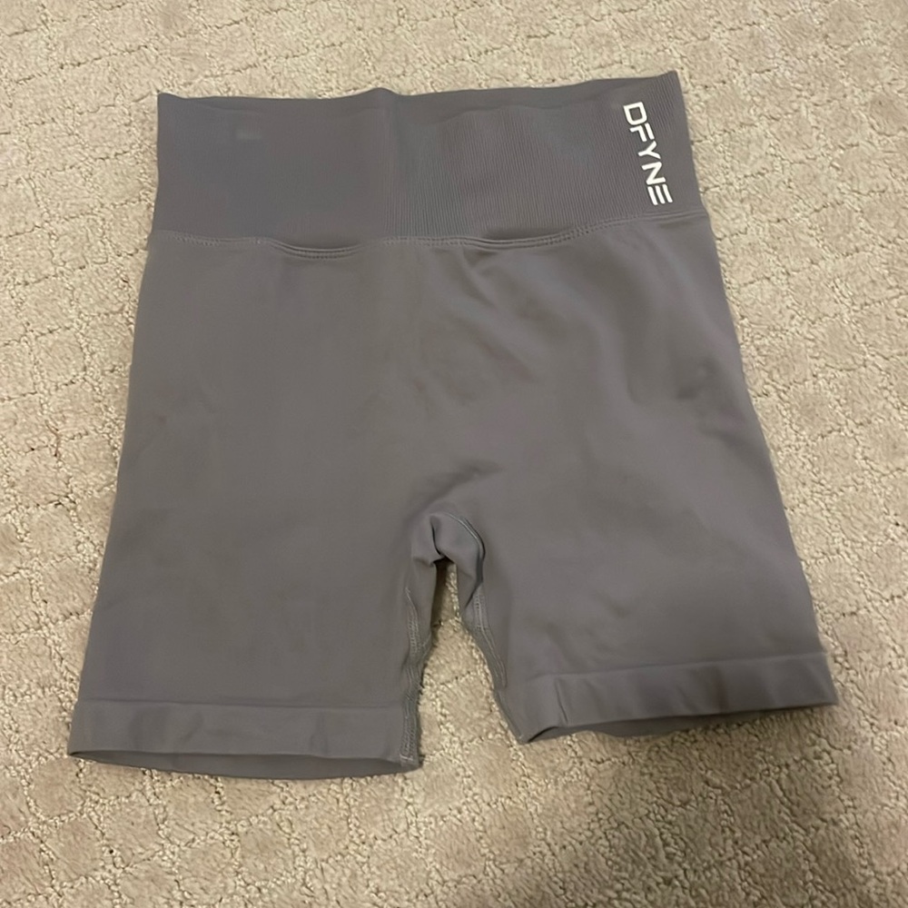 dfyne shorts barley worn